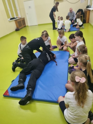 Dzieci uczą się pierwszej pomocy