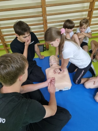 Dzieci uczą się pierwszej pomocy