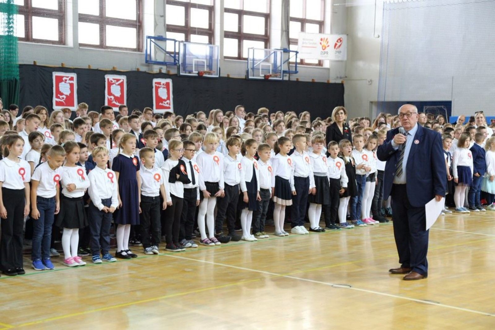 podziękowanie dla społeczności szkolnej za piękne wykonanie 3 pieśni patriotycznych