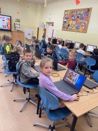 uczniowie podczas kodowania