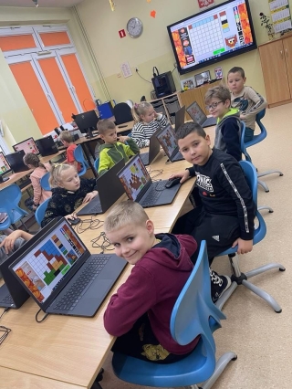 uczniowie podczas kodowania