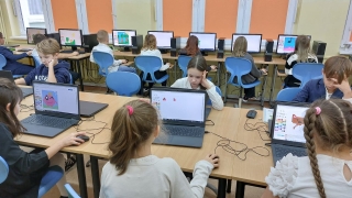 uczniowie podczas kodowania