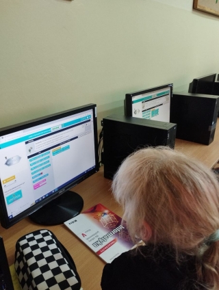 uczniowie podczas kodowania