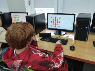 uczniowie podczas kodowania