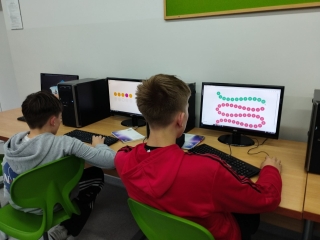 uczniowie podczas kodowania