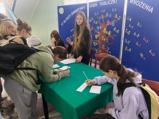 podczas rozwiązywania 