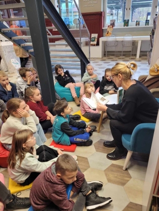 dzieci słuchają bajki