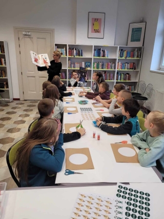 dzieci wykonują prace plastyczne