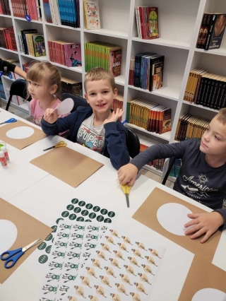 dzieci wykonują prace plastyczne