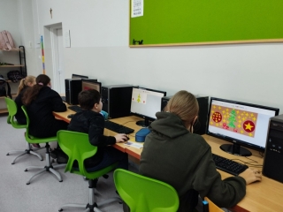 uczniowie tworzą kartki w Paincie 3D