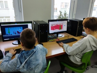 uczniowie tworzą kartki w Paincie 3D