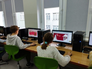 uczniowie tworzą kartki w Paincie 3D