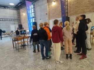 uczniowie 5a oglądają sprzęt komputerowy z lat 80-tych