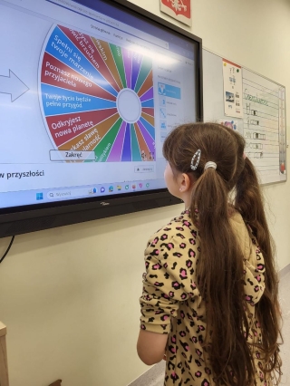 dzieci-tablica multimedialna