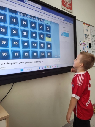 dzieci-tablica multimedialna