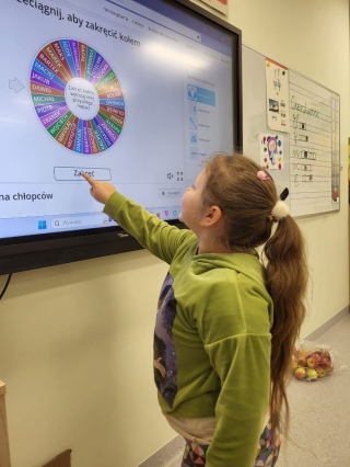 dzieci-tablica multimedialna