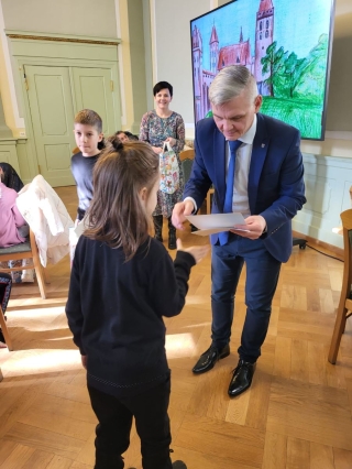 Dziecko odbierające nagrodę