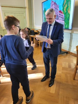 Dziecko odbierające nagrodę