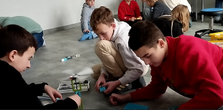 uczniowie z  koła informatycznego 