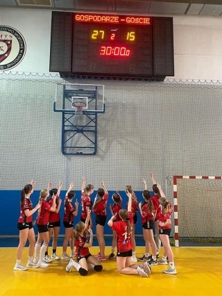 dziewczyny wskazują na wynik