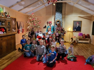 Dzieci z Mikołajem
