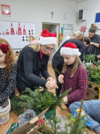 dzieci i rodzice robią stroiki