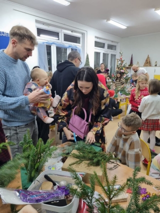dzieci i rodzice robią stroiki