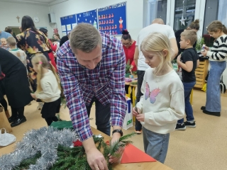 dzieci i rodzice robią stroiki