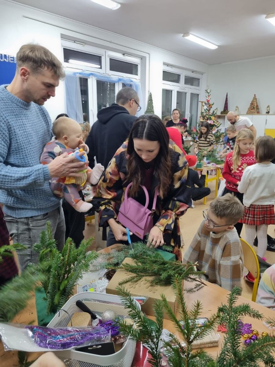 dzieci i rodzice robią stroiki