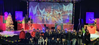 zdjęcie grupowe przed sceną