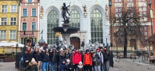 przy pomniku Neptuna