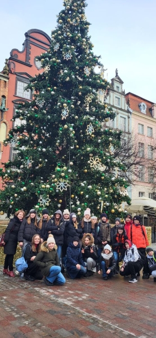 przy świątecznej choince