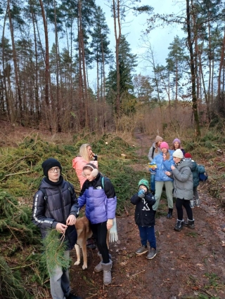 Uczniowie klasy 5d razem z rodzicami i Panią Anią 