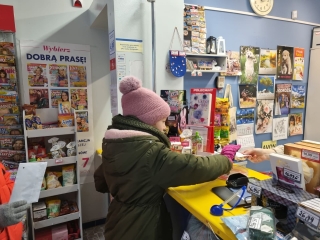 Dziecko kupuje znaczek