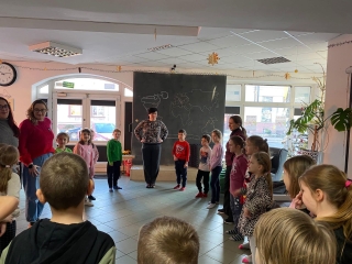 dzieci na zajęciach