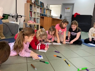 dzieci na zajęciach