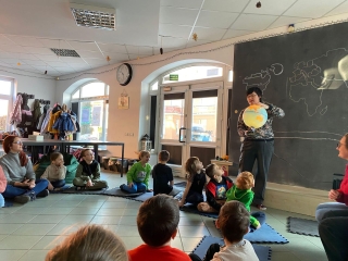 dzieci na zajęciach