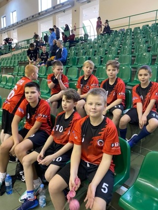 chłopcy na trybunach