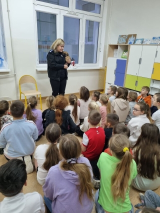 Dzieci z wolontariuszką