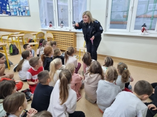 Dzieci z wolontariuszką