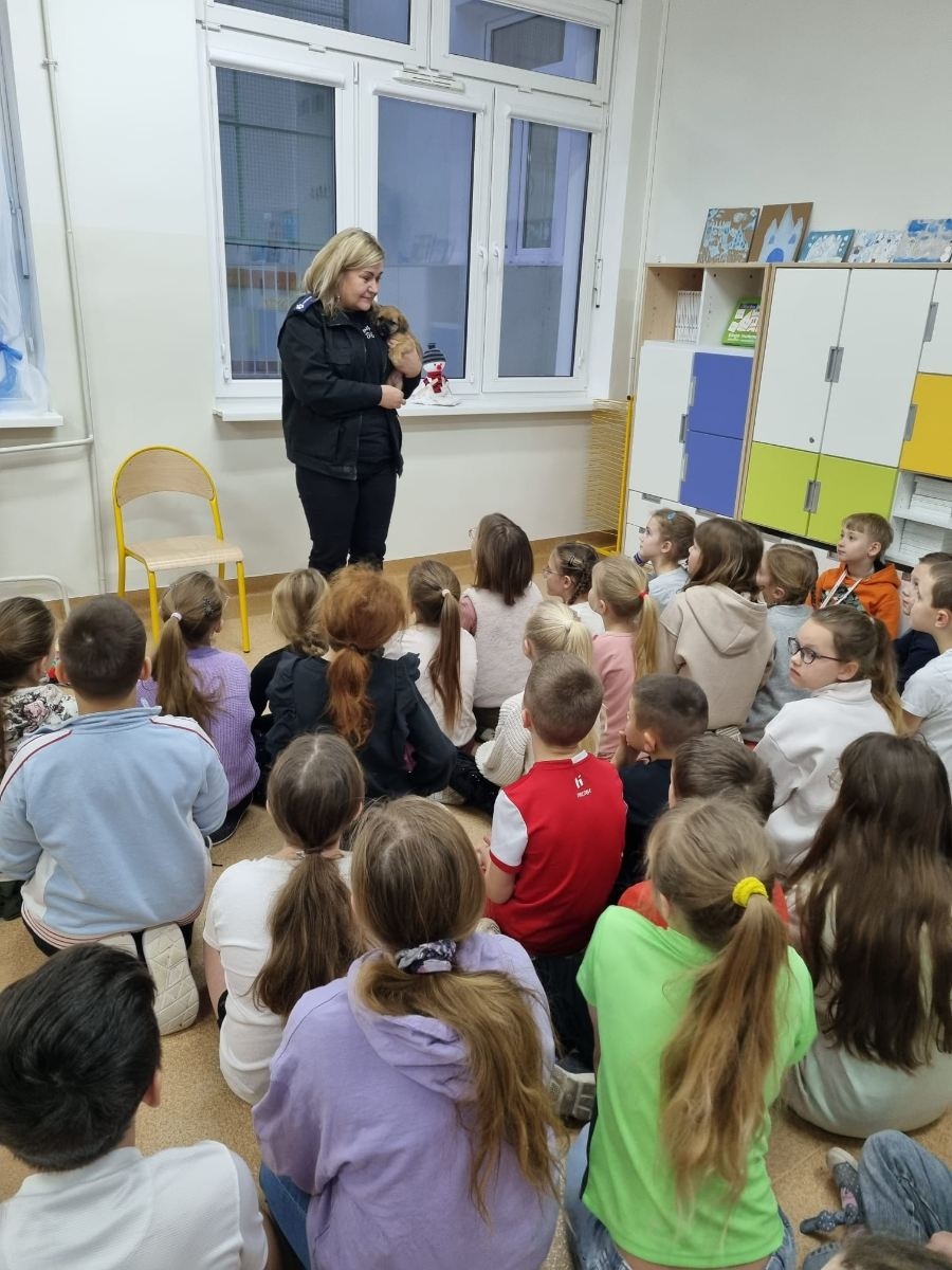 Dzieci z wolontariuszką