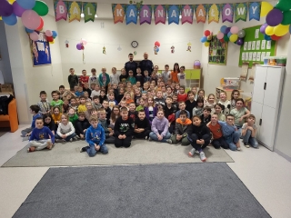 Dzieci z policjantami