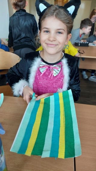 Dziecko z pracą techniczną