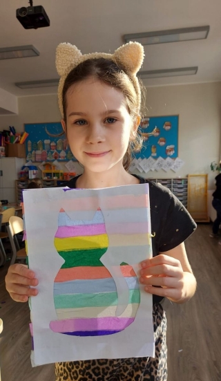 Dziecko z pracą techniczną