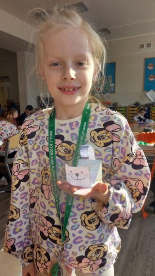 Dziecko z pracą techniczną