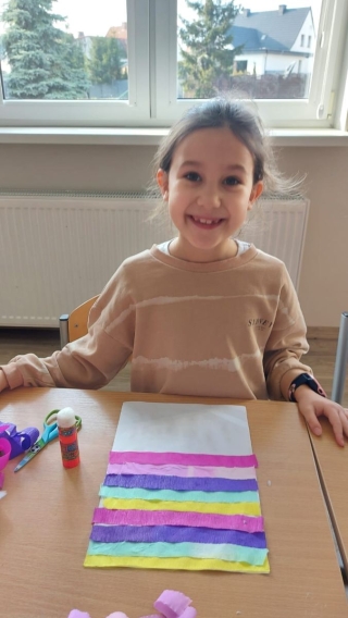 Dziecko z pracą techniczną