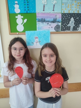 Dzieci z walentynkami