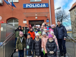 Dzieci z policjantem