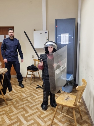 Dzieci z policjantem