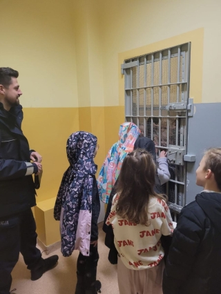 Dzieci z policjantem